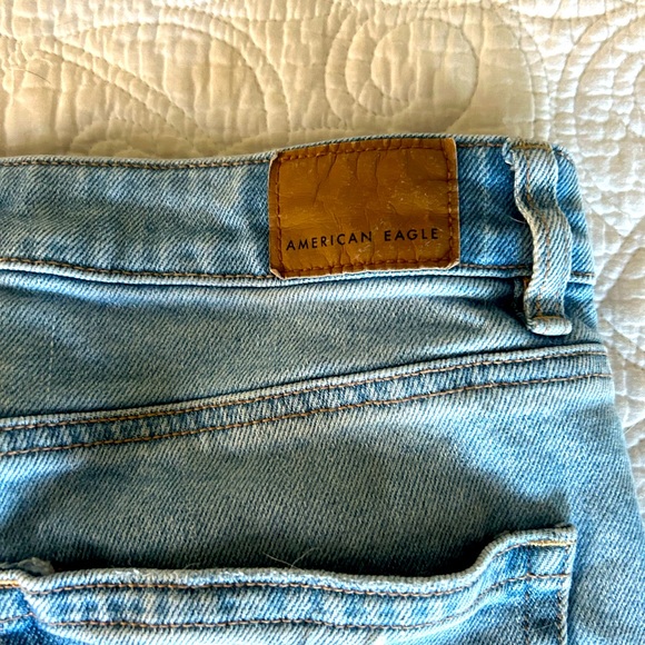 American Eagle high-waisted ripped mom jeans (SIZE 2 SHORT) - Picture 3 of 5
